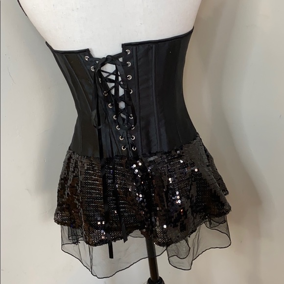 Black corset with sequined skirt and black roses - Picture 5 of 6